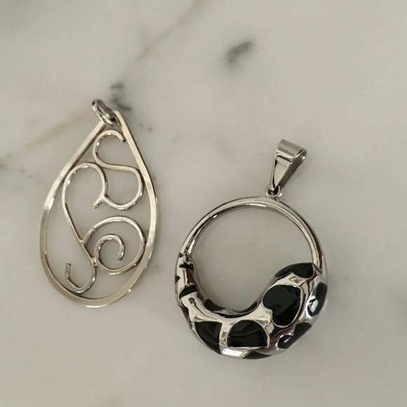 Set of 2 Vintage Silver Pendants - Picture 2 of 4